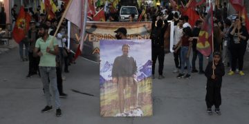 Ciwanan li Helebê meşeke girseyî ve piştgirî da gerîla