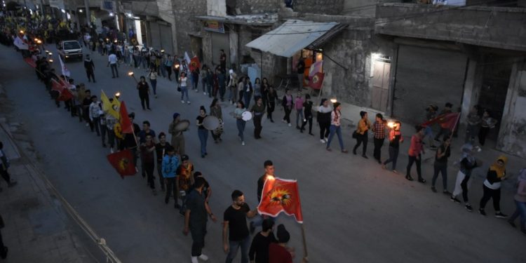 Ciwanan li Helebê meşeke girseyî ve piştgirî da gerîla