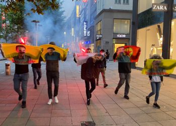 Ciwanên Kurd li Stûttgartê dewleta Tirk û PDK şermezar kirin