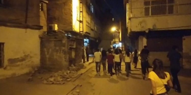 Ciwanên Amedê ji bo Denîz Poyraz meşiyan