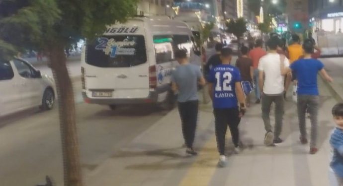 Ciwanên Wanê ji bo Denîz Poyraz meşiyan