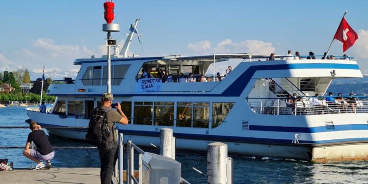 Li ser vapûrê pankarta azadiya Rêber Apo