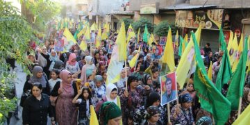 Li Helebê jin û jinên ciwan ji bo piştgirîya gerîla meşiyan