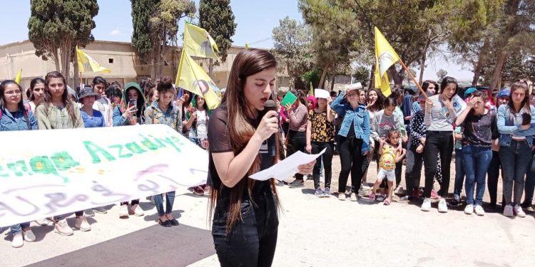 Xwendekar û Mamosteyên şehbayê li dijî êrişên Dewleta Tirk meşiyan