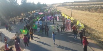 Gelê Şehbayê di pêşengtiya Jinên Ciwan de meşiyan