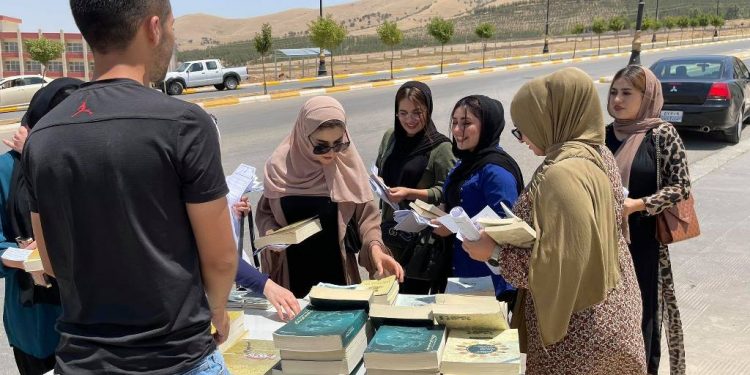 Ciwanan li Helebceyê pirtûkên Rêber Apo belav kirin