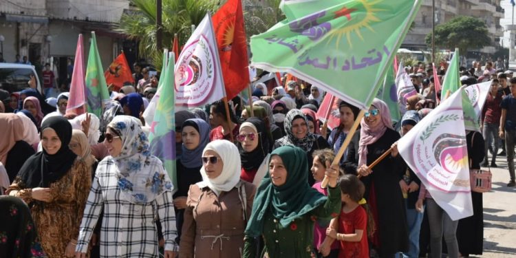 Ciwanên Minbicê li dijî dagirkeriya Tirk meşiyan