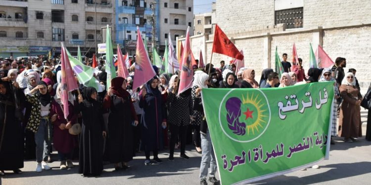 Ciwanên Minbicê li dijî dagirkeriya Tirk meşiyan