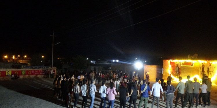 Di pêşengtiya Jinên Ciwan de li Mexmûrê pîrozbahiyên 15’ê Tebaxê