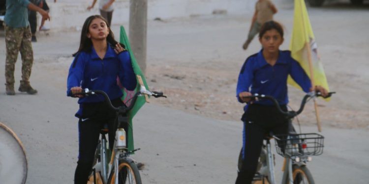 Meşa Jinên Ciwan ya bi bisîkletan a li Kobanê