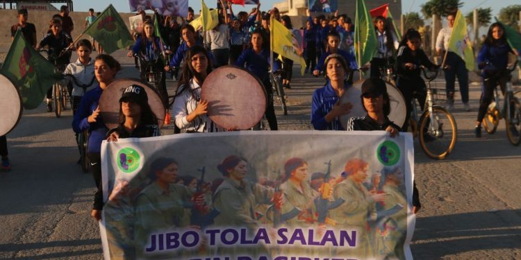 Meşa Jinên Ciwan ya bi bisîkletan a li Kobanê