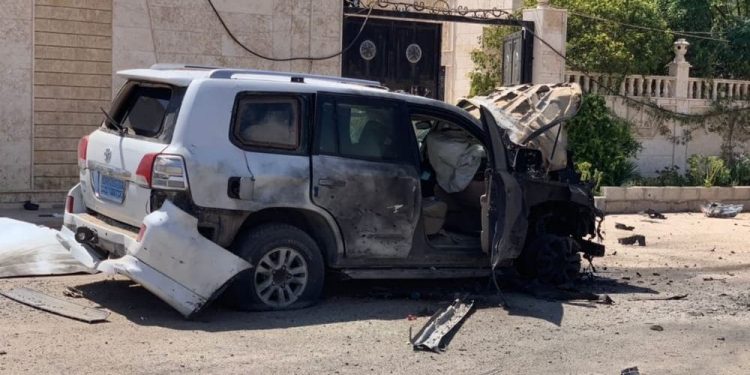 Balafirên keşfê yên Tirk li erebeyekê pêşiya mala birîndaran a Qamişlo dan