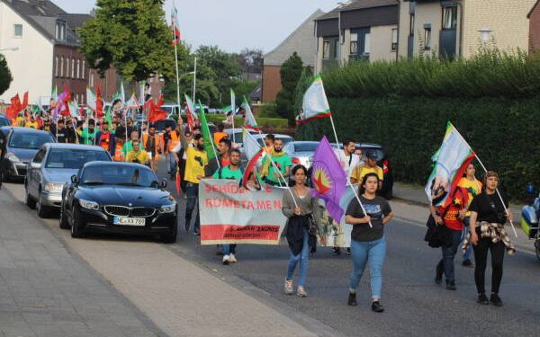 Polîs jî nijadperest jî nikarin pêşiya meşa ciwanan bibin asteng