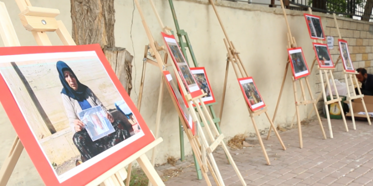 Polîsên Faşîst dest danîn li ser pankartên nobeda edaletê