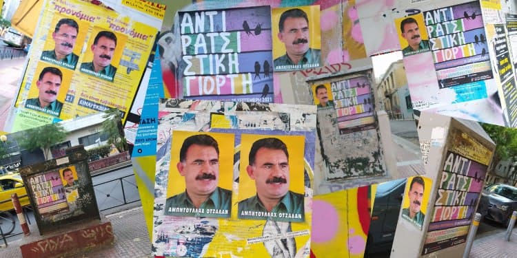 Ciwanan Portreyên Rêber Apo li Atinayê Daliqandin