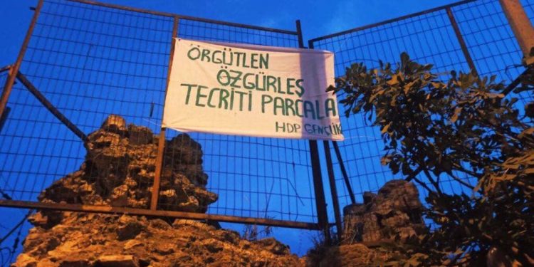 Meclîsa Ciwanan li dijî tecrîdê pankart daliqand