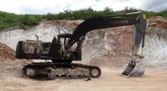 LEZGÎN – Li Licê makîneyên rê li Qereqolan re vedikirin hatin şewitandin