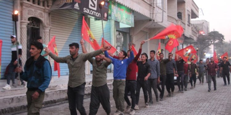 Ciwan li Kobanê li dijî komployê meşiyan