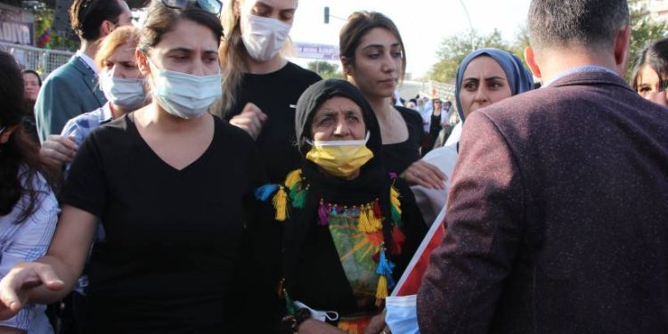 Polîsên faşîst dayîkên bi rûmet re got: Ala Tirka bigrin biçin pêşiya HDP’ê