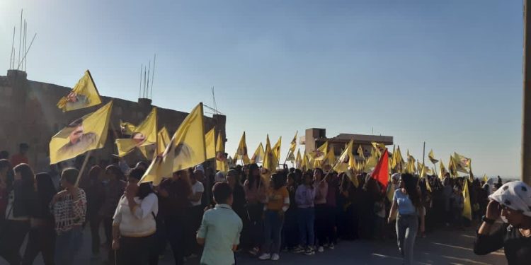 Jinên Ciwan li Şehbayê li dijî tecrîdê meşiyan