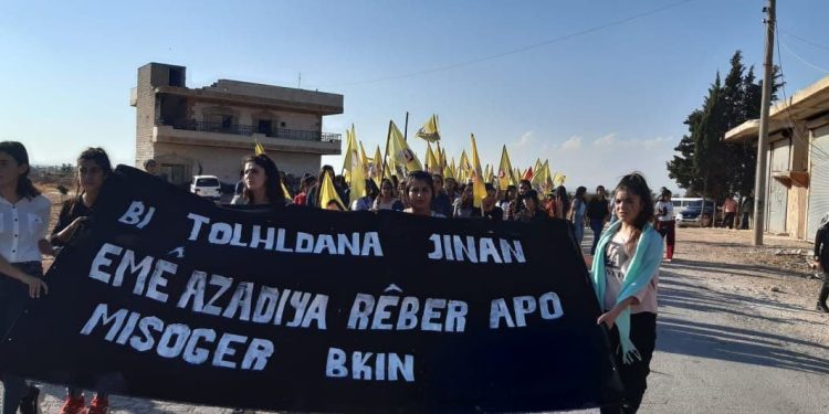 Jinên Ciwan li Şehbayê li dijî tecrîdê meşiyan