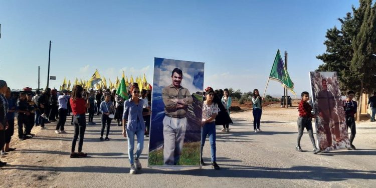 Jinên Ciwan li Şehbayê li dijî tecrîdê meşiyan