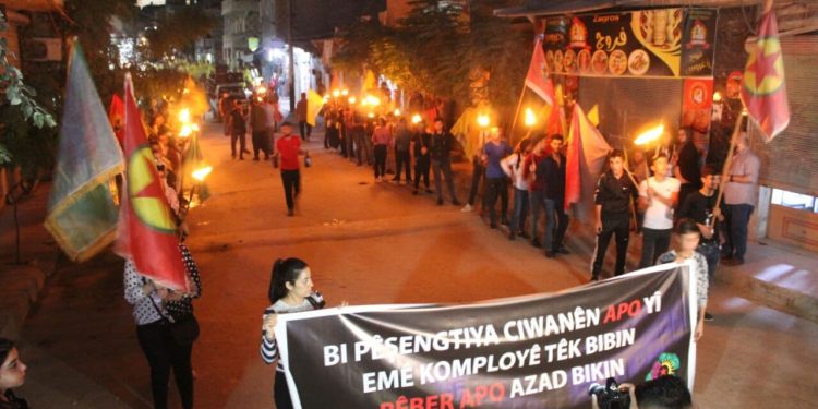 Ciwanên Apoyî li Helebê li dijî komployê meşiyan