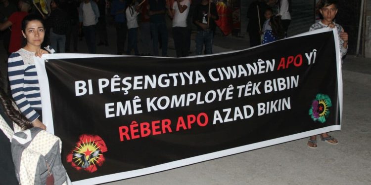 Ciwanên Apoyî li Helebê li dijî komployê meşiyan