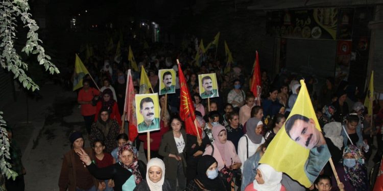 Ciwanên Apoyî li Helebê li dijî komployê meşiyan