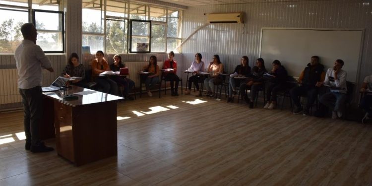 Zanîngeha Rojava Xwendekarên nû girt – Azadiya welat li ser her tiştî re ye