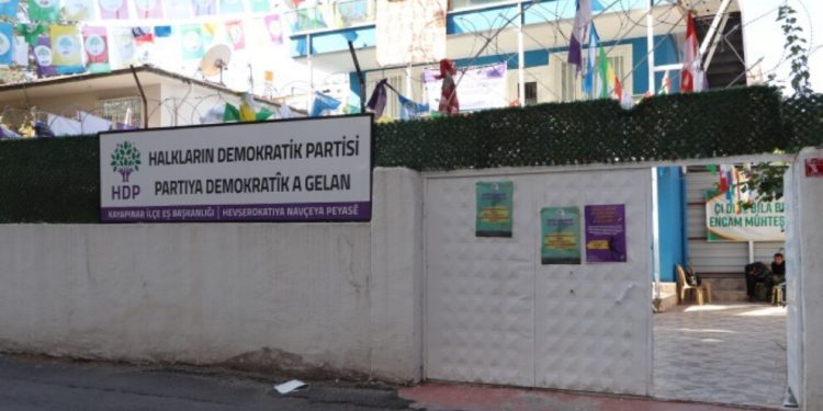 Li dijî avahiya HDP’ê ya li Peyasê bi molotofan êrîş hat kirin