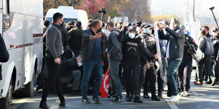Polîsên faşîst êrîş kir; Gelek xwendekar hatin binçavkirin