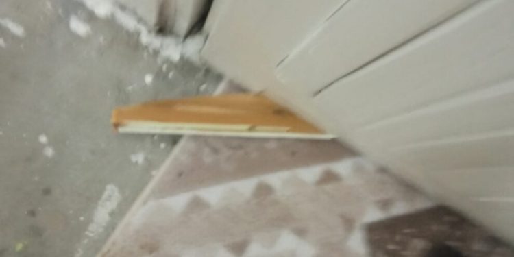 Polîsên Tirk ên dagirker çek danîn ser serê zarokan