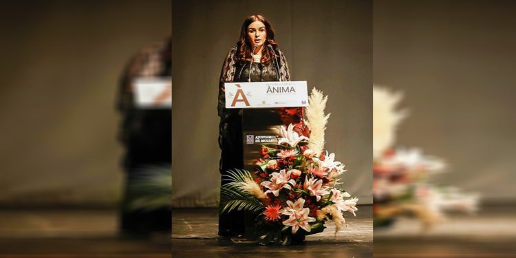 Rojnamevan Amîna Huseyîn xelata xwe diyarî şehîdên Şoreşa Rojava kir