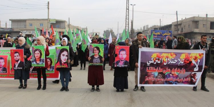 Ciwanên Minbicê li dijî êrîşa Dewleta Tirk ya li Kobanê meşiyan