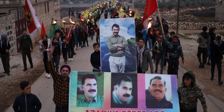 Li dijî êrîşa Dewleta Tirk ya li Kobanê, ciwanên Şêrawayê meşiyan