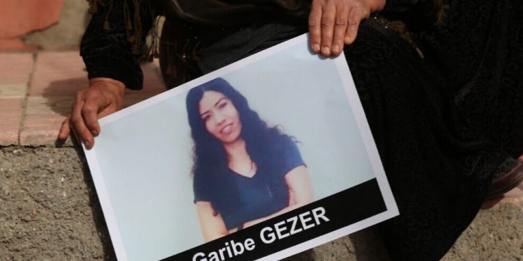 Cenazeya Garibe Gezer bi duruşmeyên “Şehîd Namirin” ve hat wergirtin