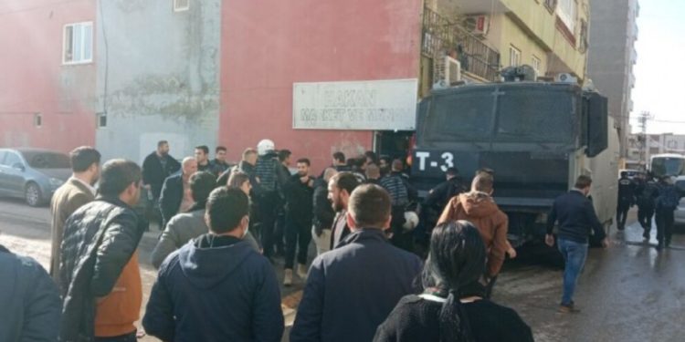 Polîsên faşîst êrîşî dikandarekî kirin