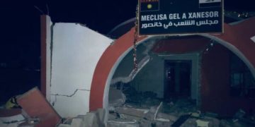 TEV-DEM’ê li ser bombardûmana dewleta Tirk ya dagirker a li ser Meclîsa Gel a Xanesorê daxuyaniyek da û nerazîbûnên xwe yên li hember xiyanetê nîşan dan