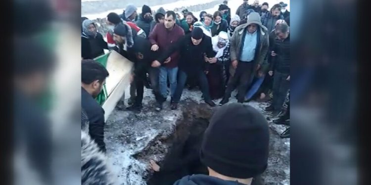 Cenazeyê Vedat Erkmen ê ku li girtîgehê hatibû qetilkirin, hate veşartin