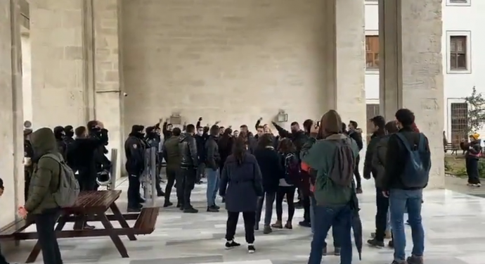 Faşîstan êrîşê xwendekarên Zanîngeha Stenbolê kirin