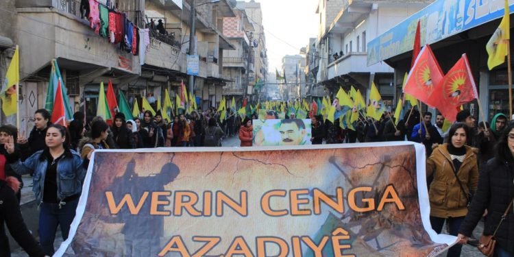 Li dijî tecrîdê Ciwanên Şoreşger û Yekitiya Jinên Ciwan li Helebê meşiyan