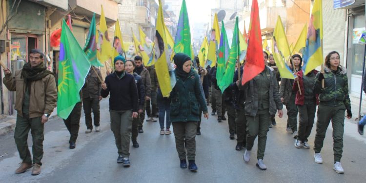 Li dijî tecrîdê Ciwanên Şoreşger û Yekitiya Jinên Ciwan li Helebê meşiyan