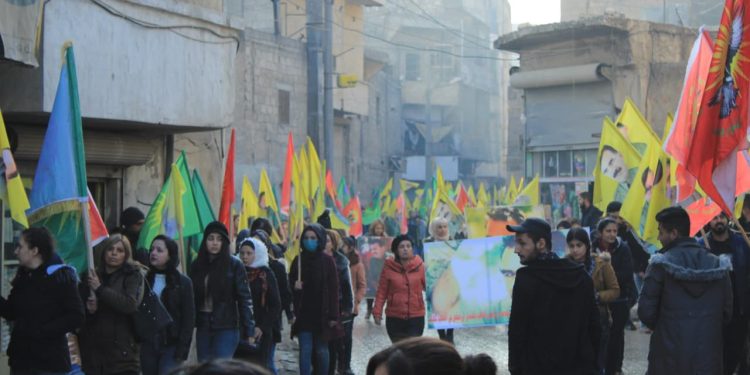 Li dijî tecrîdê Ciwanên Şoreşger û Yekitiya Jinên Ciwan li Helebê meşiyan