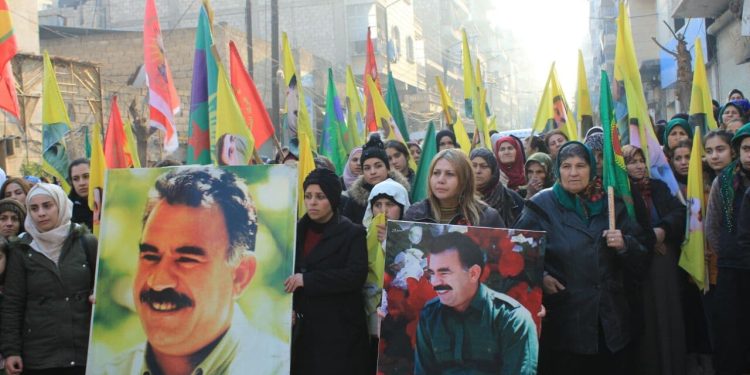 Li dijî tecrîdê Ciwanên Şoreşger û Yekitiya Jinên Ciwan li Helebê meşiyan