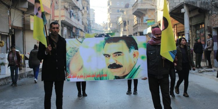 Li dijî tecrîdê Ciwanên Şoreşger û Yekitiya Jinên Ciwan li Helebê meşiyan