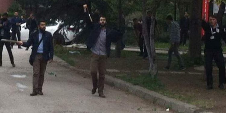 Li Enqerê faşîstan êrişê 3 ciwanên Kurd kirin – Ciwanek bi kêrê birîndar bû