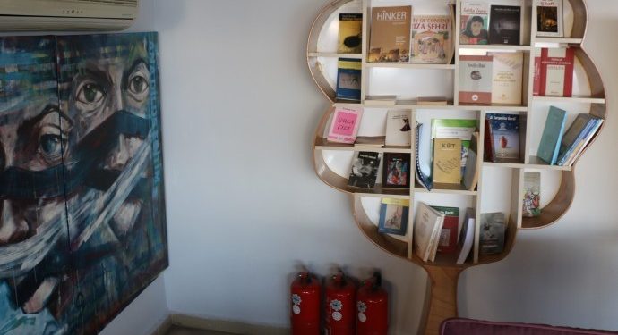 Ên ku li Mersînê dixwazin Kurdî fêr bin – Şaxa Egîtîm Sen a Mêrsînê perverda zimanê Kurdî vekir!