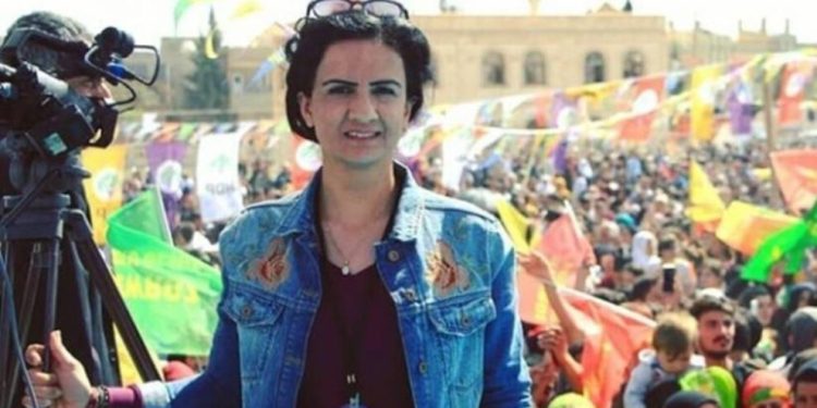 Polîsên Tirk ên faşîst rojnameger Nurcan Yalçin dîl girtin