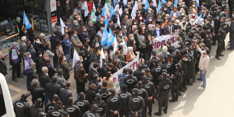 Êrişa li ser HDP’ê hatin protestokirin – “Wê ji vê desthilatdariyê rizgar bibin”
